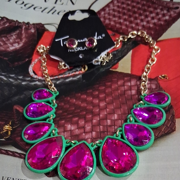 Taramanda Gold and Pink Teardrop Necklace Set . - Picture 14 of 15